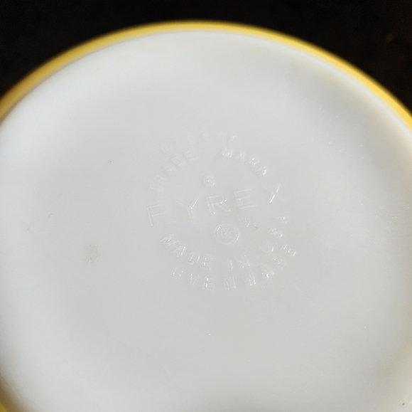 Pyrex Sunflower Casserole Dish - Picture 5 of 7